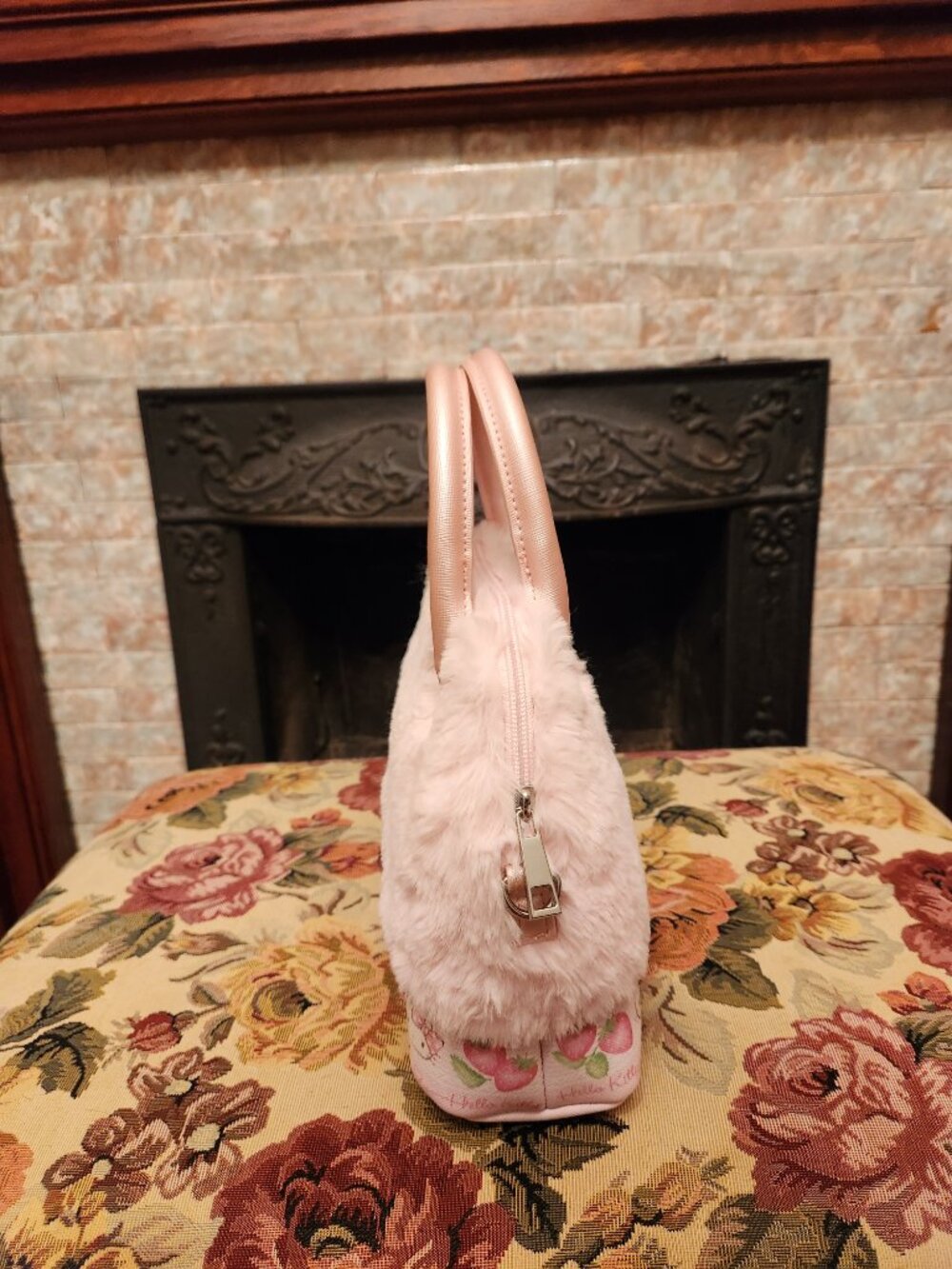 Hello Kitty pink strawberry faux fur bag - Picture 3 of 7